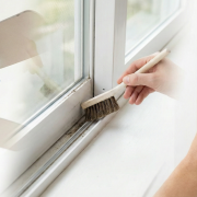 Collage photo illustrant le nettoyage minutieux de zones oubliées lors d'un grand ménage avant vente : époussetage d'un ventilateur de plafond, brossage d'un rail de fenêtre et nettoyage d'un interrupteur.