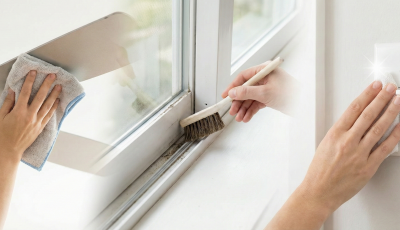 Collage photo illustrant le nettoyage minutieux de zones oubliées lors d'un grand ménage avant vente : époussetage d'un ventilateur de plafond, brossage d'un rail de fenêtre et nettoyage d'un interrupteur.