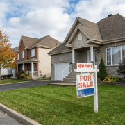 Illustration d'une maison trop chère isolée sur un pic rocheux inaccessible avec une vieille pancarte à vendre, surplombant un quartier résidentiel de Québec où les autres propriétés sont vendues
