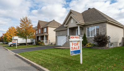 Illustration d'une maison trop chère isolée sur un pic rocheux inaccessible avec une vieille pancarte à vendre, surplombant un quartier résidentiel de Québec où les autres propriétés sont vendues