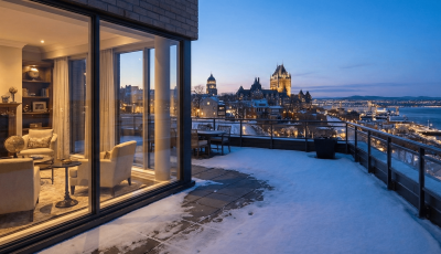 Vue panoramique depuis la terrasse enneigée d'une propriété de prestige surplombant le Château Frontenac et le Vieux-Québec au crépuscule.