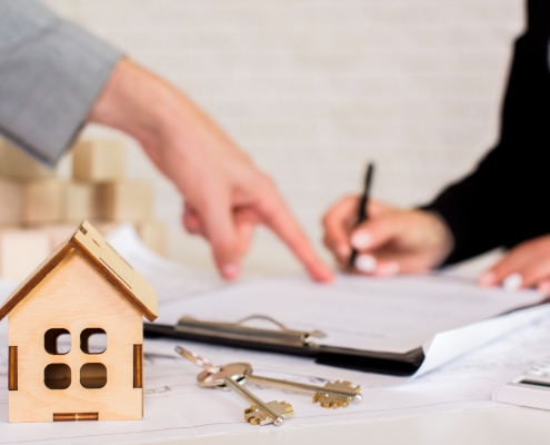 Couple heureux consultant un document de préapprobation hypothécaire avant l'achat d'une maison à Québec avec l'équipe Jean-François Morin.