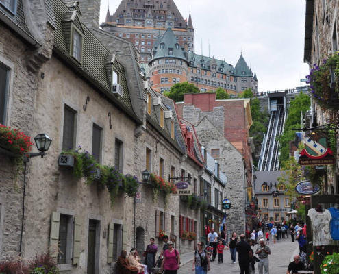 Condo Vieux-Québec avec cachet historique et murs de pierres.