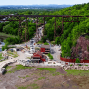 Vue panoramique du viaduc le Tracel et du fleuve Saint-Laurent, illustrant le cadre de vie idéal pour l'achat d'une maison à Cap-Rouge.