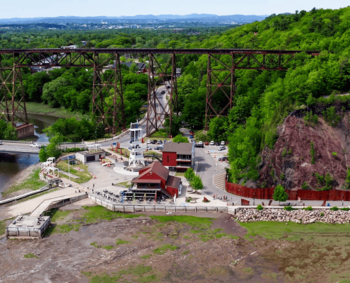 Vue panoramique du viaduc le Tracel et du fleuve Saint-Laurent, illustrant le cadre de vie idéal pour l'achat d'une maison à Cap-Rouge.
