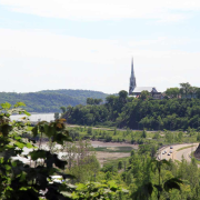 Grande maison de prestige en pierre située dans le quartier Sillery à Québec, entourée d'arbres matures.