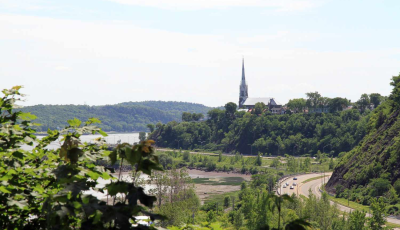 Grande maison de prestige en pierre située dans le quartier Sillery à Québec, entourée d'arbres matures.
