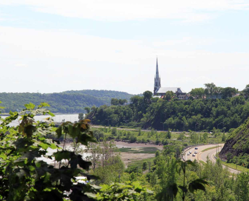 Grande maison de prestige en pierre située dans le quartier Sillery à Québec, entourée d'arbres matures.