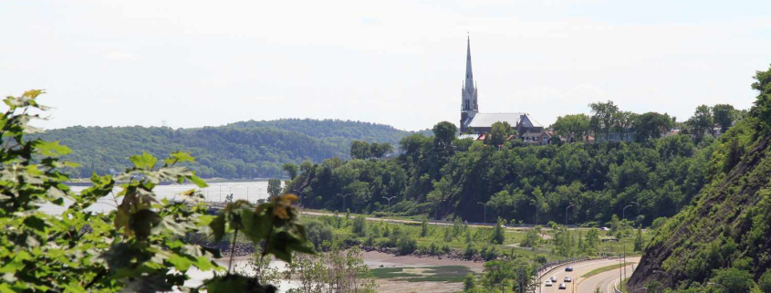 Grande maison de prestige en pierre située dans le quartier Sillery à Québec, entourée d'arbres matures.
