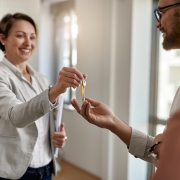 Ne pas demander d’aide à ses parents : l’erreur silencieuse des premiers acheteurs