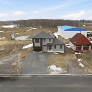 Image de maison bi-générationnelle neuve à Saint-Henri