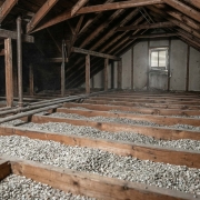 Isolant de vermiculite granulaire dans un entretoit de maison à Québec