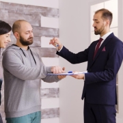Courtier immobilier au Québec présentant une stratégie de vente à un propriétaire dans la région de Québec
