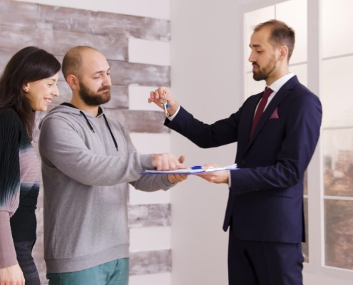 Courtier immobilier au Québec présentant une stratégie de vente à un propriétaire dans la région de Québec