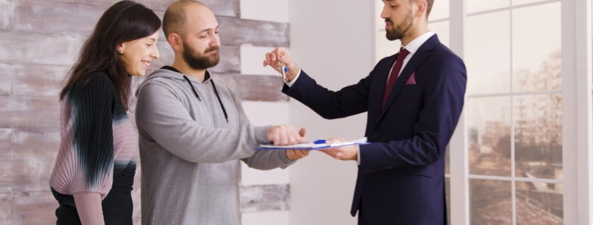 Courtier immobilier au Québec présentant une stratégie de vente à un propriétaire dans la région de Québec