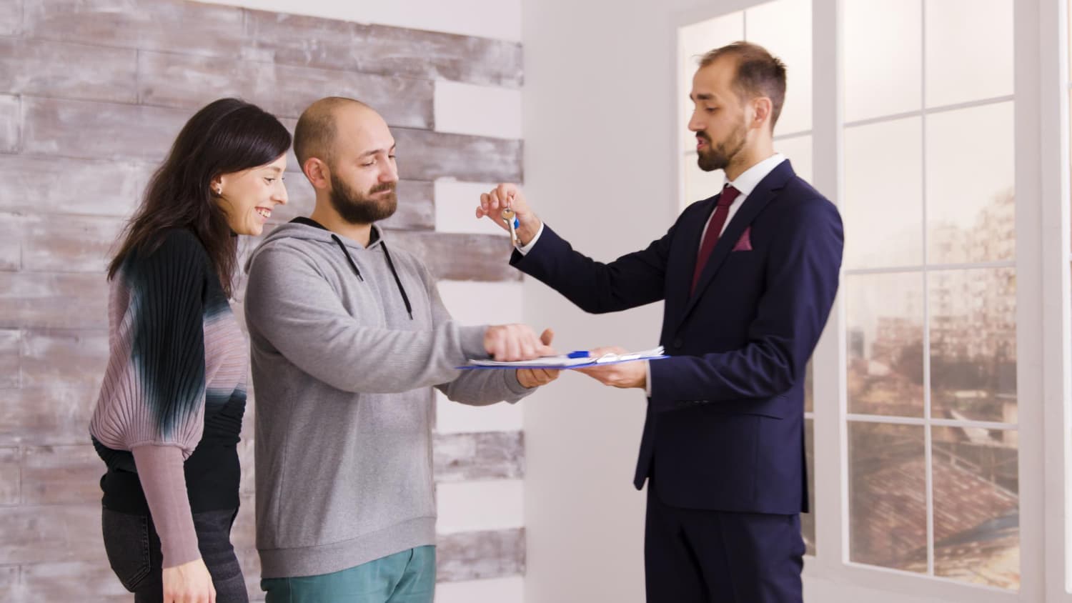 Courtier immobilier au Québec présentant une stratégie de vente à un propriétaire dans la région de Québec