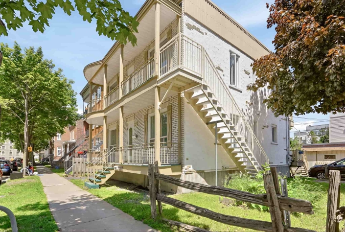 Triplex détaché à vendre à Saint-Sauveur (Québec) : un actif patrimonial rare dans l’un des quartiers les plus dynamiques de la Capitale - equipe Jean-François Morin