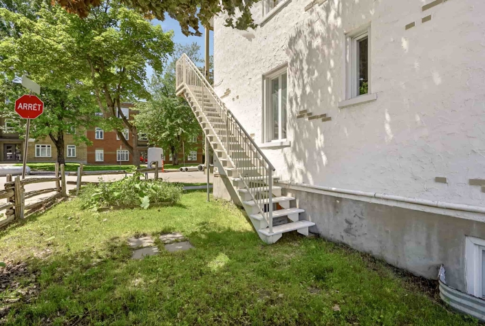 Triplex détaché à vendre à Saint-Sauveur (Québec) : un actif patrimonial rare dans l’un des quartiers les plus dynamiques de la Capitale - equipe Jean-François Morin