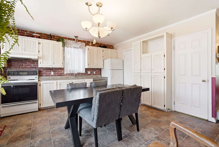 Triplex détaché à vendre à Saint-Sauveur (Québec) : un actif patrimonial rare dans l’un des quartiers les plus dynamiques de la Capitale - equipe Jean-François Morin