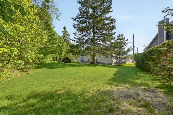 Maison à vendre, 604, Avenue du Bois-Joli, Sainte-Marie (17) Plain-pied à vendre à Sainte-Marie : la porte d’entrée de la Beauce