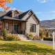 Illustration d'une maison résidentielle dans un paysage vallonné d'automne, pour le guide d'achat à Thetford Mines
