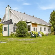 Maison blanche à Saint-Sylvestre dans la MRC de Lotbinière