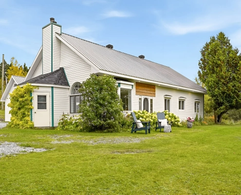 Maison blanche à Saint-Sylvestre dans la MRC de Lotbinière