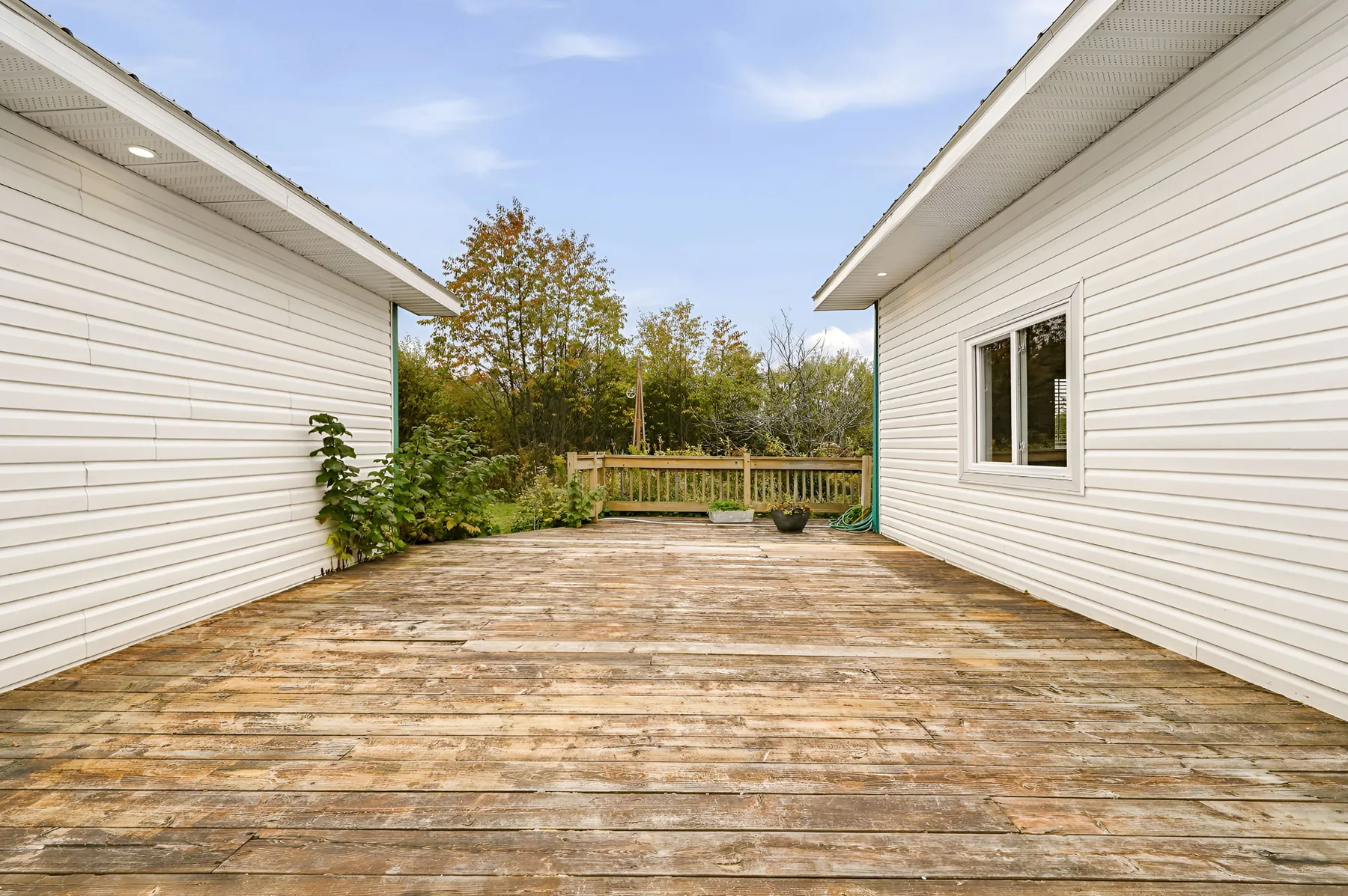 Terrasse extérieure propre et aménagée pour mettre une maison en valeur à l’automne