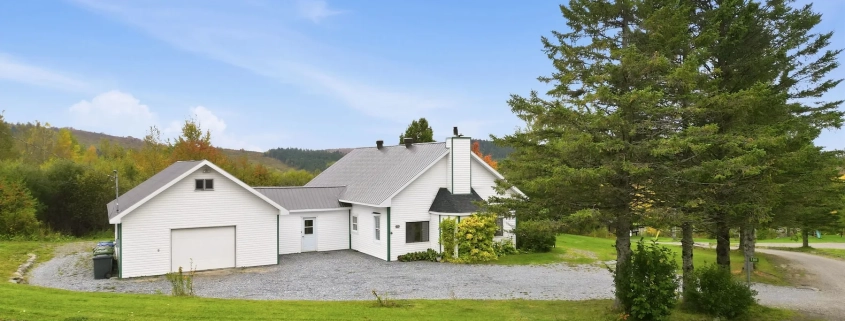 Vue extérieure d’une maison blanche à Saint-Sylvestre