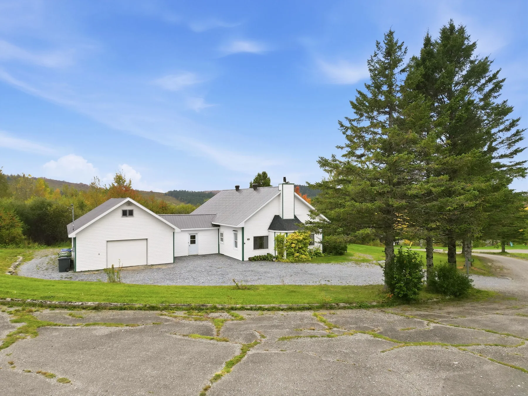 Façade d’une maison bien entretenue pour une mise en vente à l’automne au Québec